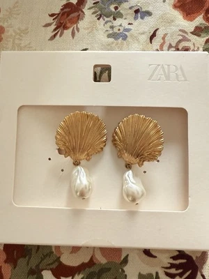 Pendientes colgantes ZARA mujer imitación perlas y concha marina con textura dorada playa costera Foto 1 de 4