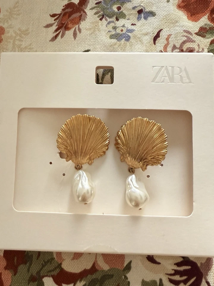 Pendientes colgantes ZARA mujer imitación perlas y concha marina con textura dorada playa costera Foto 1 de 4