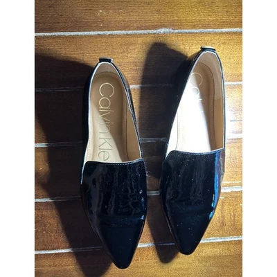 Zapatos mocasines planos Calvin Klein para mujer de charol negro con punta Foto 1 de 4