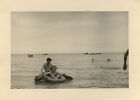 Photo Ancienne - Vintage Snapshot - Mer Canot Pneumatique Drôle - Beach Sea Boat