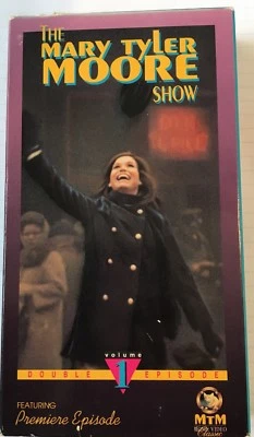 "THE MARY TYLER MOORE SHOW- VOL. 1" VHS Premiere Episode Love Is All Around Foto 1 de 2