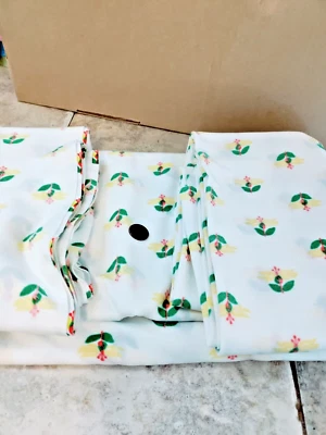 FABRIC REMNANT POLY KNIT 4YDS X 52" Multi color flowers on White - Image 1 of 3