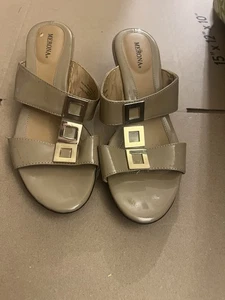 Merona Slipper Sandalen mit niedrigem Absatz und goldfarbenen Akzenten Größe 9 - Bild 1 von 11