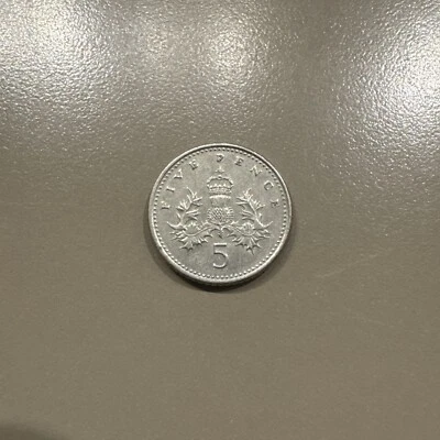 1990 GREAT BRITAIN ENGLAND UK 5 FIVE PENCE COIN Rare Queen Elizabeth 2nd - Image 1 of 2