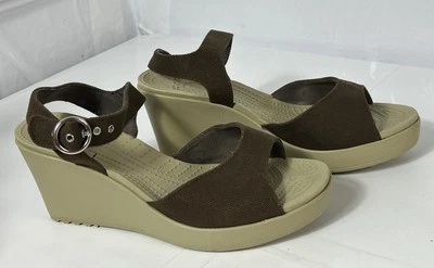 Sandalias de cuña Crocs Hanalei para mujer 10 marrón beige lona correa al tobillo Foto 1 de 4