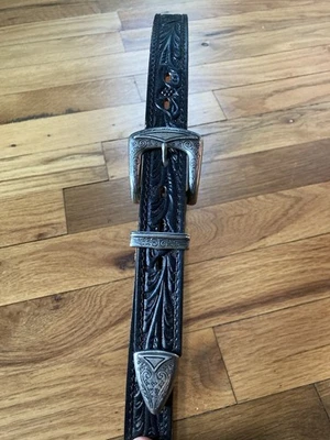 Cinturón De Colección Western Negro Tooled Cuero Tono Plateado Punta Guardián Hecho en EE. UU. Talla 32 Foto 1 de 4