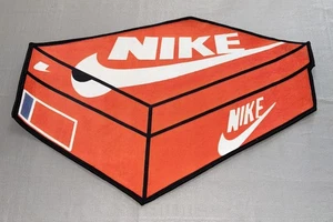 NUEVO SIN ETIQUETAS Nike Design OG Naranja Blanco Caja de Zapatos Zapatilla Alfombra Alfombra 33"x22" - Imagen 1 de 5