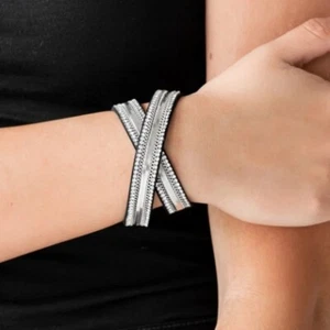 Paparazzi Rocker Rivalry Silber Armband. (Schwarzes Halstuch.) - Bild 1 von 2