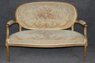 Sofá tapizado estilo francés Luis XVI de madera dorada fina calidad Aubusson Foto 1 de 4