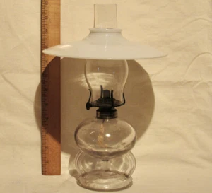 EINZIGARTIGE ANTIKE GLAS ÖLLAMPE mit GRIFFEN und MILCHGLAS UNTERTASSENSCHIRM - Bild 1 von 7