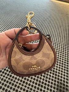 Portachiavi Coach Mini Carmen Firmato Borsa Charm Oro/Marrone Nuovo con etichette NUOVO Uscita - Foto 1 di 6
