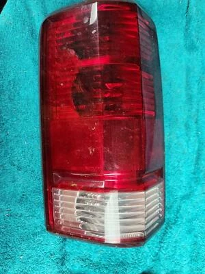 Luz trasera exterior halógena del lado izquierdo del conductor Dodge Nitro 2007-2011 OEM 1574 Foto 1 de 2