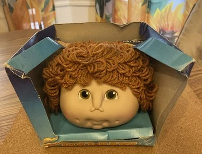 De colección 1984 The Original Doll Baby DOLL CABEZA PELO RIZADO Rojo oxidado Nuevo en caja  Foto 1 de 4