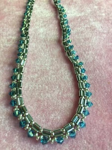 Handgefertigter Glasperlen Halsreif mit Swarovski Kristallen und Edelstahl plattiert - Bild 1 von 5