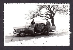 Stolze Kerle präsentieren ihren neuen FIAT 2300 im Schnee * Vintage 60s Foto-AK - Picture 1 of 2