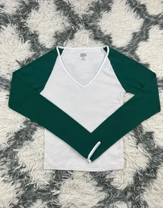 Camisa BDG para mujer blanca verde manga larga cuello en V talla pequeña - Imagen 1 de 8