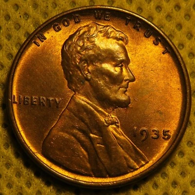 Uncirculated red and brown 1935 Lincoln Wheat Cent. - Image 1 of 4