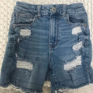 Pantalones cortos de mezclilla AMERICAN EAGLE DISTRESSED elásticos con curvas de tiro alto talla 00 - Imagen 1 de 7