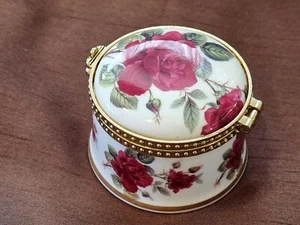Caja de baratija redonda para boda Fenton Bone China rubí en rosas blancas y rubí - Imagen 1 de 7