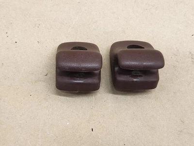 Nissan Pathfinder 1986-1996 camioneta de carrocería dura D21 gancho clip plástico borgoña Foto 1 de 3