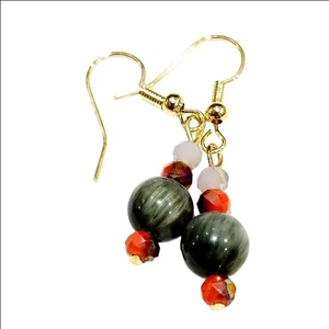 Orecchini grigio fumè con perline arancioni - Foto 1 di 3