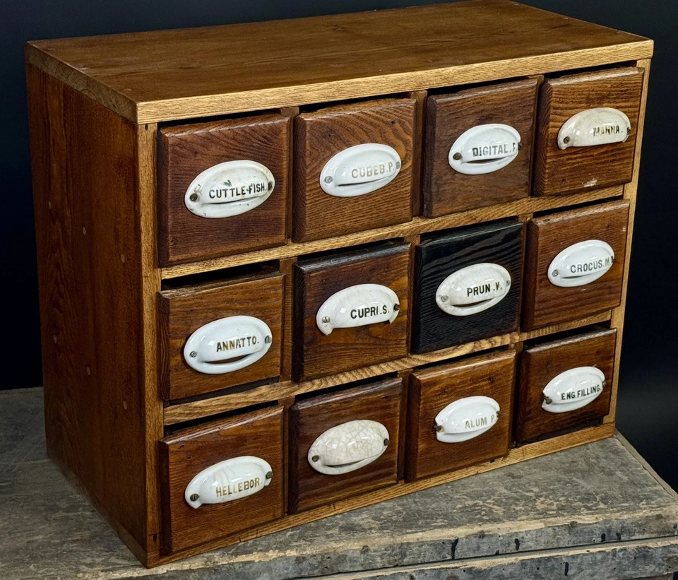 Gabinete boticario CB1 antiguo de madera primitiva con 12 cajones porcelana estampada Foto 1 de 4