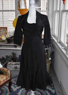 Vestido negro pequeño vintage de los años 50 entallado y acampanado capucha escote tafetán talla pequeña Foto 1 de 4