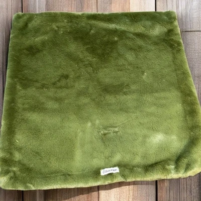 Funda falsa de almohada Calvin Klein de felpa de piel sintética cierre de cremallera tamaño estándar verde Foto 1 de 4
