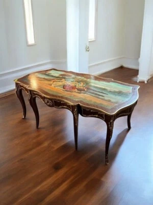 Mueble antiguo francés con incrustaciones de bronce mesa escena de amantes Foto 1 de 2