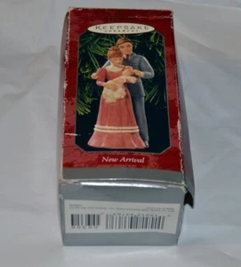 PUNZE ANDENKEN ORNAMENT ~ NEU EINGETROFFEN ~ NEUE ELTERN ~ 1998 * NRFB - Bild 1 von 1