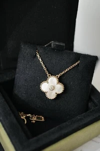 Van Cleef & Arpels 2012 Holiday 18k Rose Gold White MOP Vintage Alhambra Pendant - Picture 1 of 6