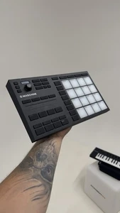 Native Instruments Maschine Mikro MK3 Controller - Picture 1 of 3
