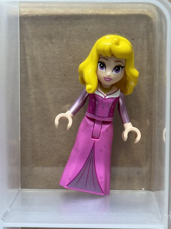 LEGO Minifigura - Aurora - Vestido Rosa Oscuro, Rosa Metálico - Sin dis153 - CANTIDAD 1 Foto 1 de 1