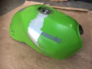 3500 Kawasaki ZR750 H ZR750H Petrol Fuel Gas Tank Cell 51081-5441-F2 Solid - Picture 1 of 21