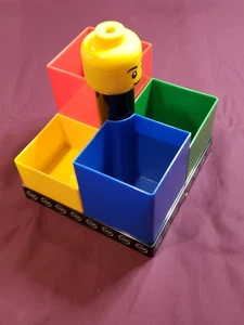 Drehbarer Lego Schreibtisch Schreibwaren Stift Topf Halter Schreibwaren Karussell 2011 - Bild 1 von 2