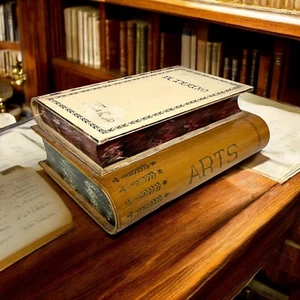 Mid Century Italian Tole Books Stack Lidded Box Fornasetti Style Made for Gumps - Foto 1 di 10
