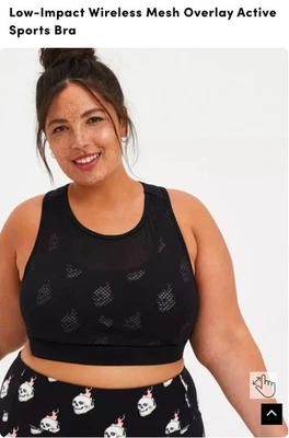 Sujetador deportivo activo con superposición de malla inalámbrica de bajo impacto Torrid - Calaveras con... Foto 1 de 4
