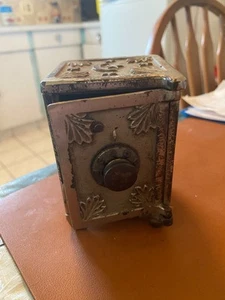 Banco seguro luna y estrella de hierro fundido vintage - Imagen 1 de 7