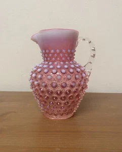 Jarra de vidrio opalescente de arándano Fenton Hobnail - Imagen 1 de 5