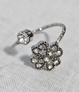 Silver Tone Pinkie Ring Clear Stones Size 4 J3-1521 - Imagen 1 de 3