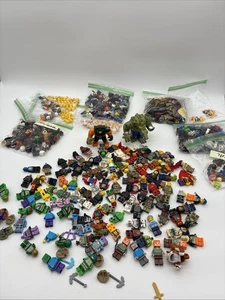 Lego Minifigur Lot 200+ Köpfe, Körper, Torsos gemischt Minifiguren Zubehör LESEN - Bild 1 von 24
