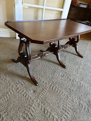 Antigua mesa de centro inglesa con base de arpa de lira de madera de caoba Regencia Foto 1 de 4