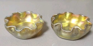 Zwei Tiffany Favrile irisierende gekräuselte Salzkeller, signiert LCT - Bild 1 von 4