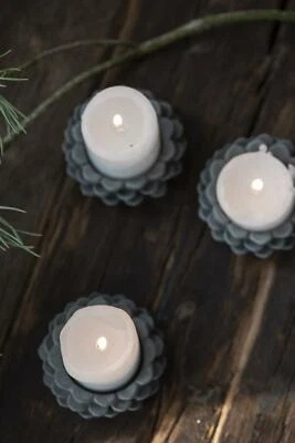 IB Laursen⚜️ 2 x Kerzenhalter⚜️ Zapfen ⚜️ Grau ⚜️8,5 cm ⚜️Beton ⚜️Kerzenständer  - Bild 1 von 3