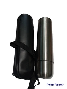 Thermos isolato in acciaio inox con tazza e custodia per il trasporto - Foto 1 di 3