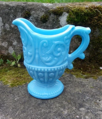 PORTIEUX - CRÉMIER - POT À LAIT EN OPALINE DE FOIRE - MODÈLE LOUIS XV - Photo 1/4