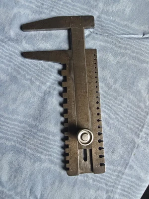 VINTAGE BROWN & SHARPE No. 677 ANTIQUE CALIPER & WIRE GAUGE.  - Image 1 of 4