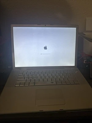 MacBook Pro 15" 2008 2.4GHz Core 2 Duo 4GB RAM, macOS X El Capitan 10.11 Foto 1 de 4