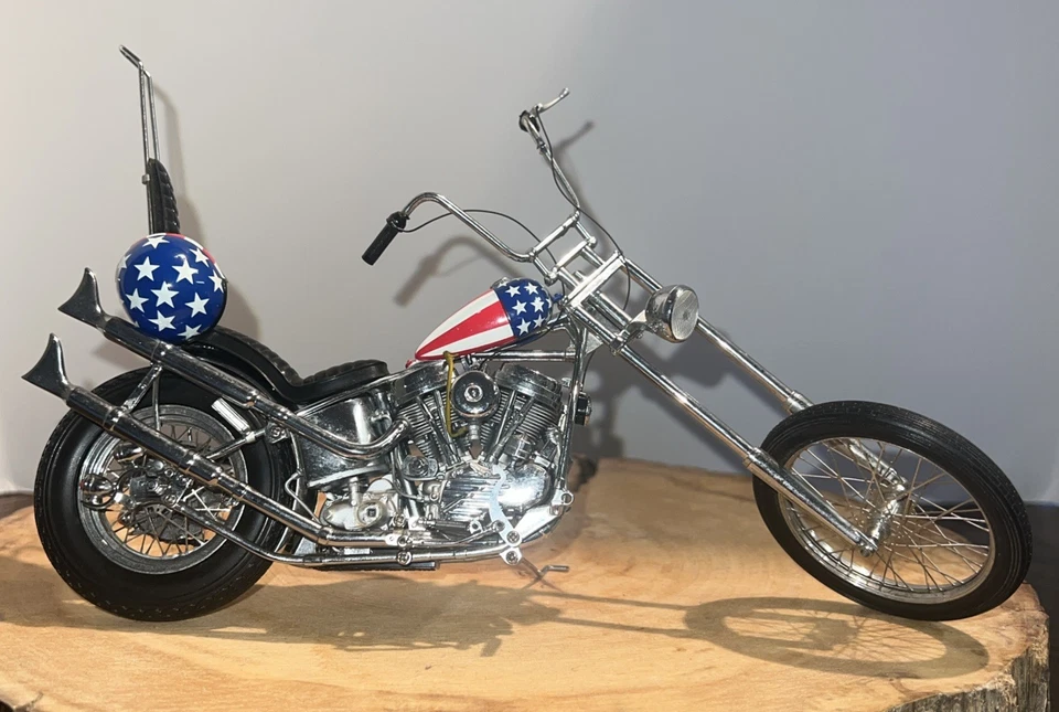 Franklin Mint 1:10 1969 Harley Davidson The Ultimate Chopper Easy Rider/Helment - Image 1 of 4