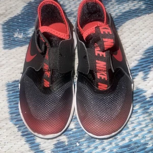 Nike logo Flex Runner Slip On Shoe Size 9c AT4665 607 Red Black Sneakers - Picture 1 of 6